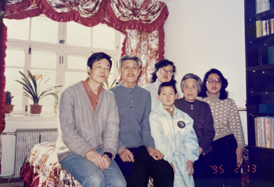     徐铨祖父家族合影，父亲（左一）、祖父（左二）、徐铨（左三）、母亲（右三）、祖母（右二）、姑姑（右一）。徐铨供图