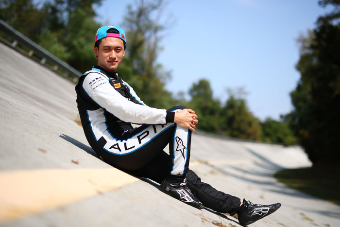 中国车手周冠宇。