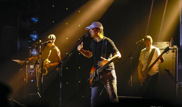 图说：崔健携新歌《飞狗》开唱 采访对象供图