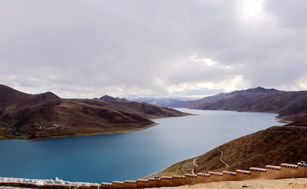 在东拉乡海拔5362米的邦熊果山遥望羊卓雍错