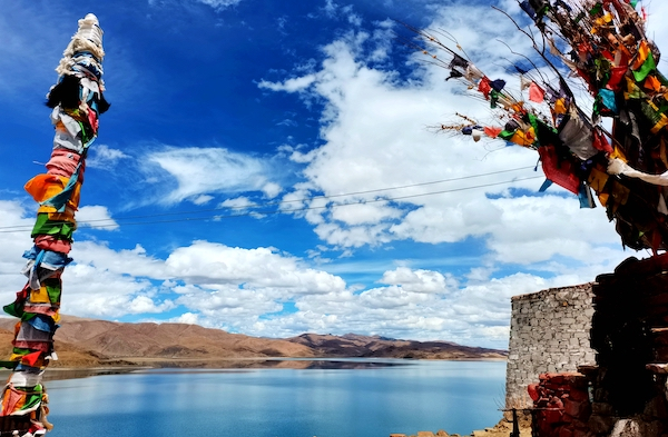 日托寺的经幢和经幡