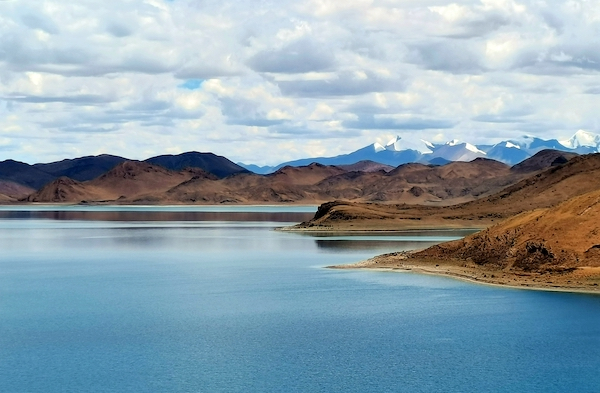 在日托寺遥望海拔7206米的勒金康桑峰