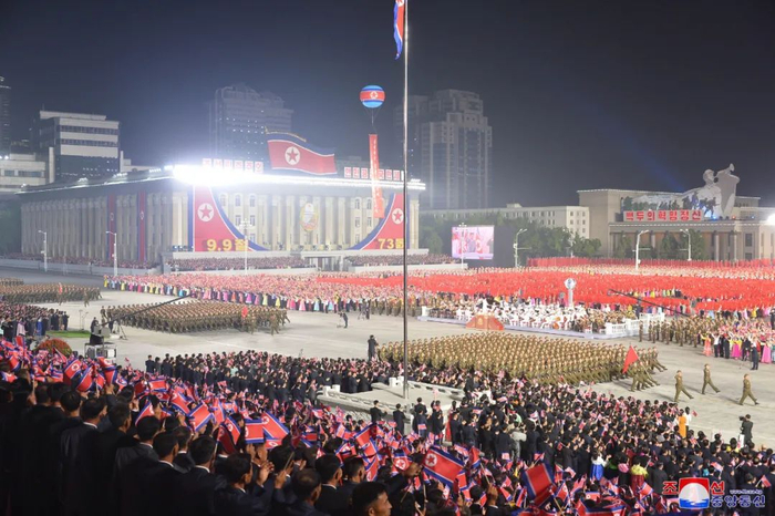 ▲为庆祝朝鲜民主主义人民共和国成立73周年，朝鲜于9日零点开始在首都平壤市中心的金日成广场举行民间及安全武装力量阅兵式，朝鲜劳动党总书记金正恩出席并检阅了部队。（新华社/朝中社）