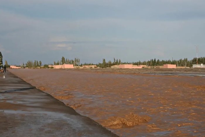 哈密暴雨造成20人遇难，8人失踪，8700多间房屋被毁。 供图｜中新社