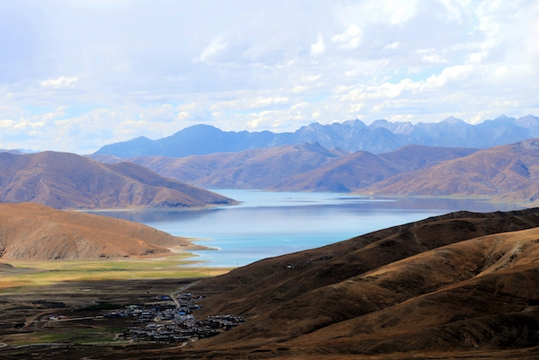 在东拉乡海拔5362米的邦熊果山遥望羊卓雍错