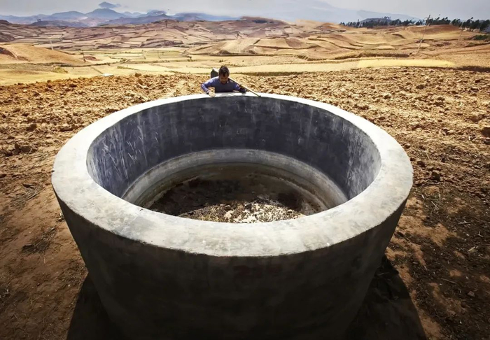 云南石林县板桥乡小矣马伴村遭遇重旱，小麦绝收，田地荒芜。摄影｜卢广