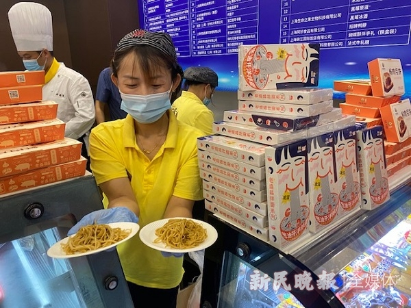 图说：一款葱油开洋拌面 新民晚报记者 张钰芸 摄