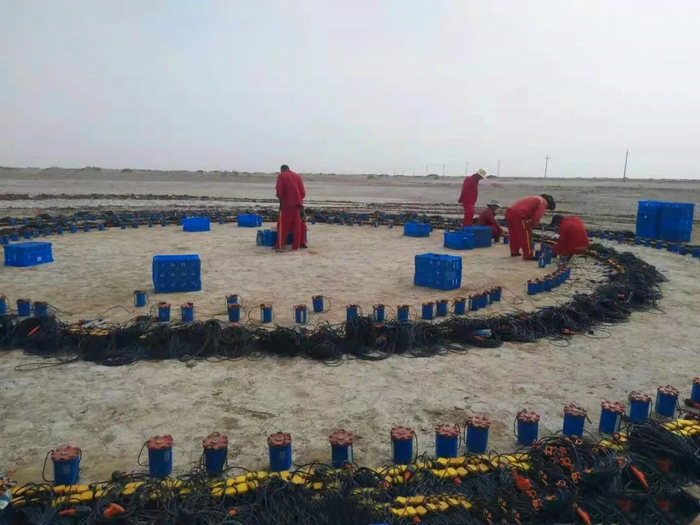 中石化地球物理公司SGC2128队在营地清理涉水的3万余套检波器。 供图｜中国石化