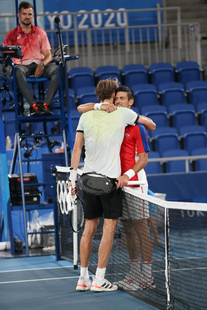 东京奥运会半决赛中，兹维列夫击败了德约。