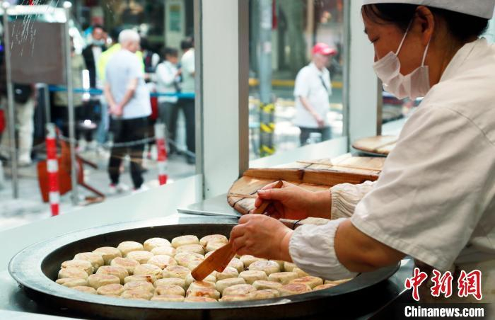 资料图：工作人员加紧赶制鲜肉月饼。　汤彦俊 摄
