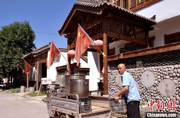 村民刘金栋和邻居在村里承接红白事酒席，每次接活后会雇几个村民端盘子。　朱志庚 摄