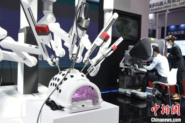 为期四天的2021世界机器人大会9月10日在北京开幕。图为展示的达芬奇手术机器人。　侯宇 摄