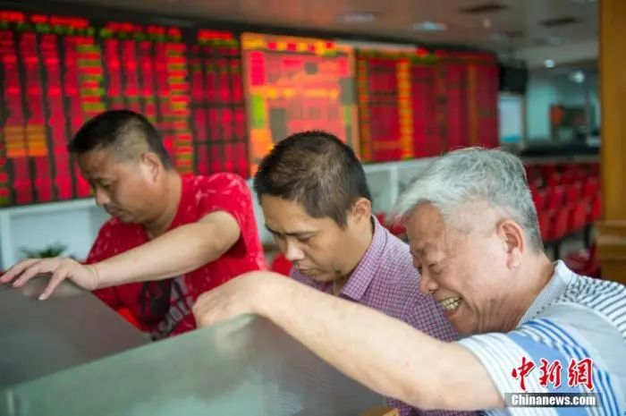 资料图：海口某证券营业部的股民关注大盘走势。中新社记者 骆云飞 摄