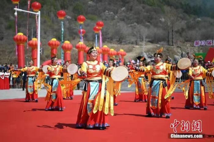 资料图：舞蹈演员们为游客表演萨满舞蹈。张瑶 摄