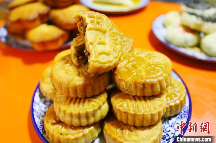 资料图：一口手工月饼满嘴醇香，透着质朴，回味悠长。　高展 摄