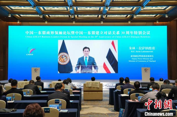 图为泰国副总理兼商业部部长朱林·拉萨纳维席发表视频致辞。　陈冠言 摄