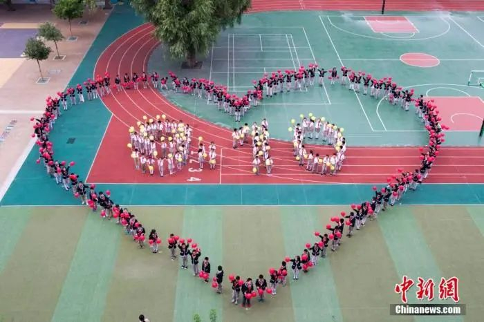 资料图：山西太原小学生摆成巨型心形图形与9.10字样图案，庆祝即将到来的教师节。张云 摄