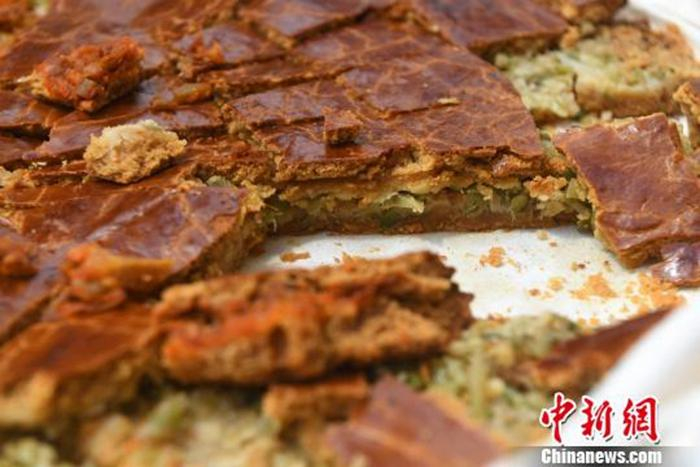 资料图：图为榨菜馅月饼。　陈超 摄