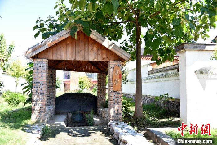 村民家大都建有果窖，用于储藏水果。　朱志庚 摄