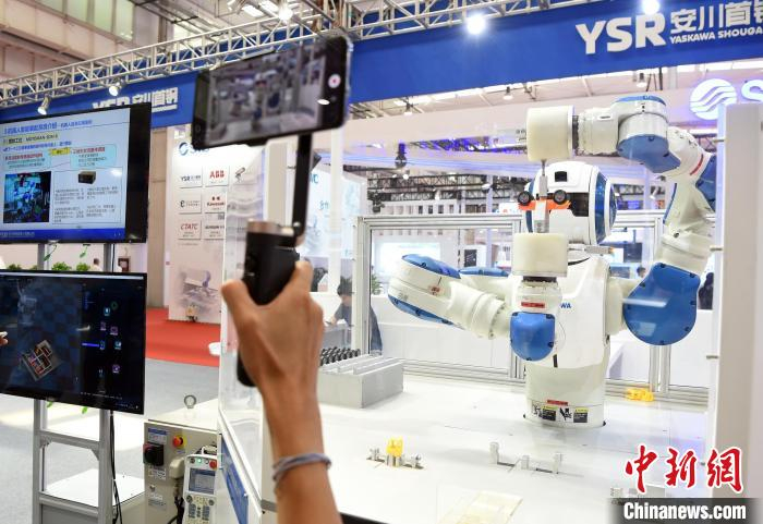 为期四天的2021世界机器人大会9月10日在北京开幕。图为展示的机器人智能装配系统。　侯宇 摄