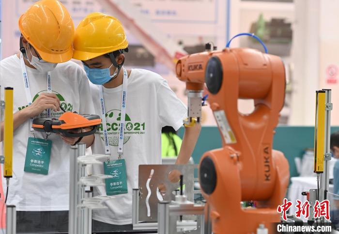为期四天的2021世界机器人大会9月10日在北京开幕。图为参加机器人应用大赛的选手们在调试练习。　侯宇 摄
