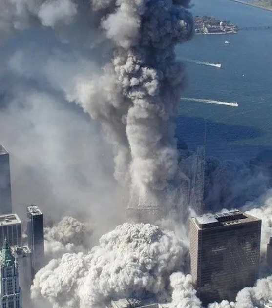 世贸双子塔倒塌时的航拍照片（图源：美媒）