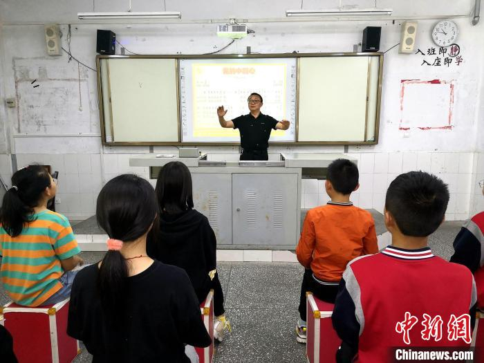 余良举的音乐课。　樟村坪中小学供图