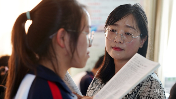 眼中充满慈爱（央广网发张海东 摄）