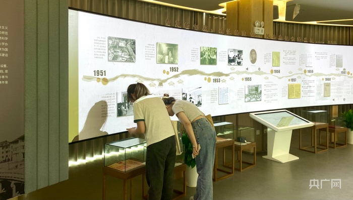首批学子参观“孟宪承·刘佛年教育成就陈列室”（央广网记者 唐奇云 摄）