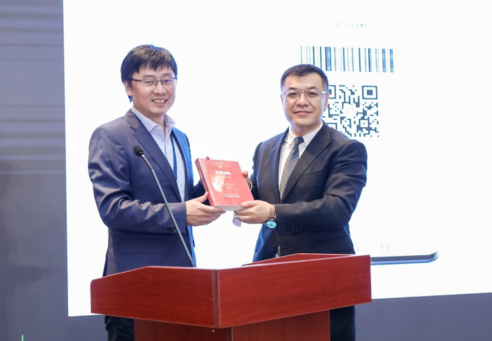 图右为央行数研所副所长狄刚，图左为华为消费者业务AI与智慧全场景副总裁段孟然