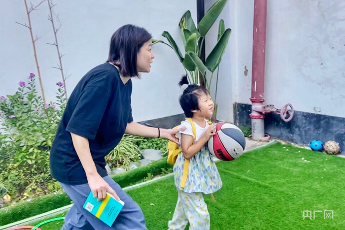 “朱紫慧童书院”内，特教老师何美玲与孩子互动（央广网发 龚雯摄）