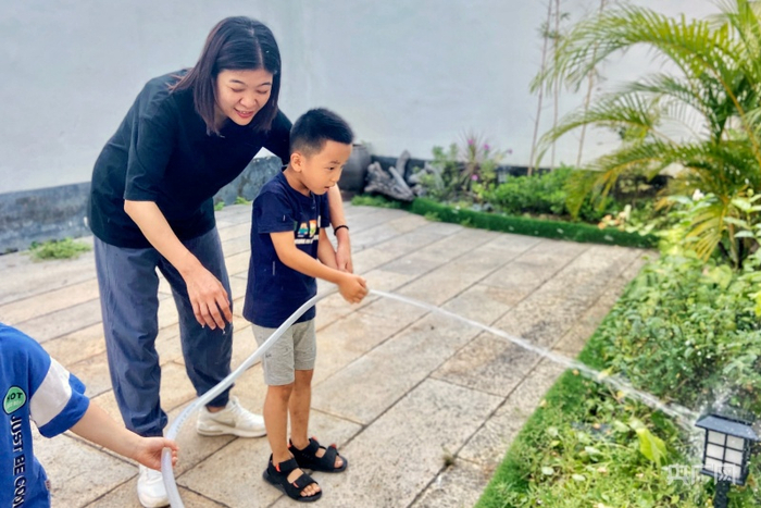 何美玲带孩子感受自然（央广网发 龚雯摄）