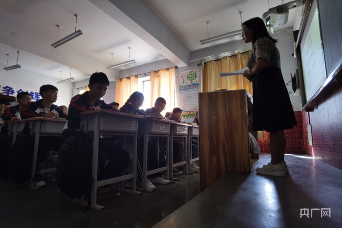 在三尺讲台挥洒青春（央广网发张海东 摄）