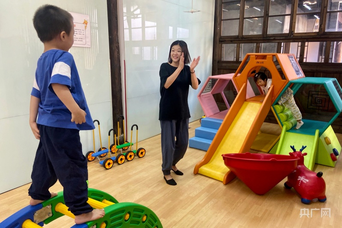 何美玲引导孩子体验书院器材（央广网发 龚雯摄）