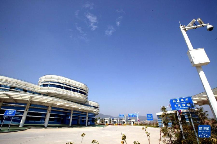 这是横琴岛的分线管理通关设施（2013年9月18日摄）。新华社记者魏蒙摄