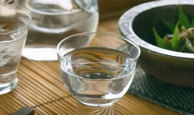 同样都是“白”的,国外的白兰地和国内的白酒有何区别?涨知识了|口味|物质|荷兰|伏特加|工艺_新浪新闻