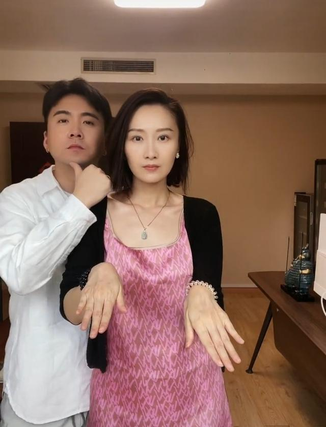 佟丽娅闺蜜晒女儿百日照,与富豪老公用一张脸,刚出月子就瘦15斤