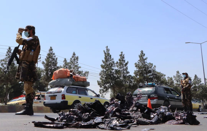 当地时间9月9日，阿富汗塔利班携带武器在喀布尔路边检查站巡逻。图/IC photo