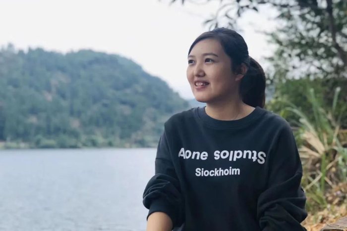 杜远薇在芙蓉学校附近的小河边。受访者供图