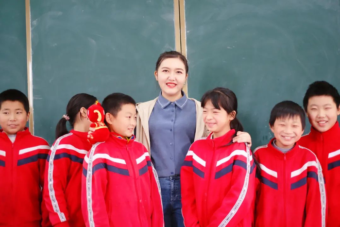 杜远薇和学生。受访者供图