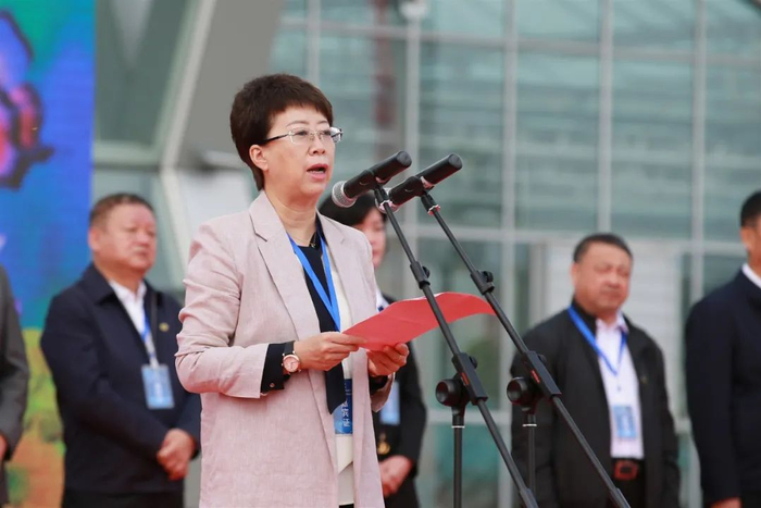 鹤岗市副市长祝天姝致辞。