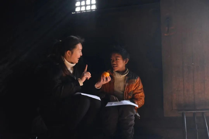 “送教上门”的杜远薇在给学生讲课。受访者供图