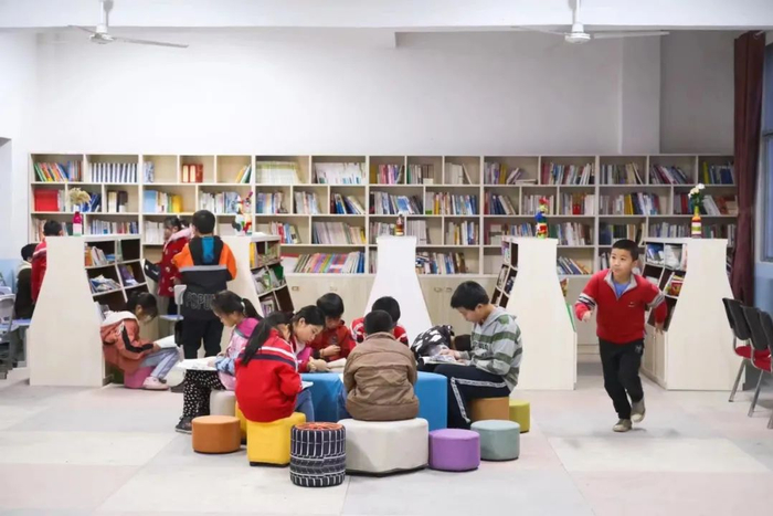 学生在芙蓉学校阅览室阅读。受访者供图