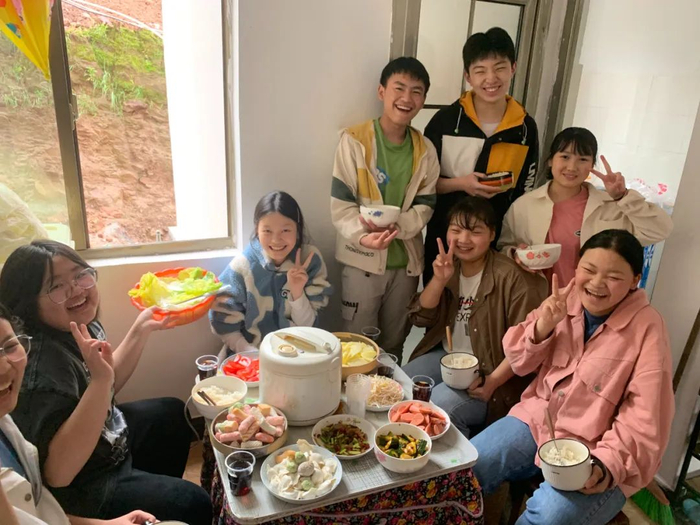 杜远薇邀请学生聚餐，图为学生们的合影。受访者供图