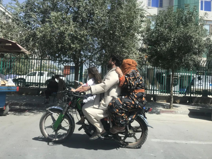 当地时间9月9日，阿富汗喀布尔街头民众。图/IC photo