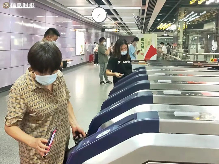 市民刷乘车码搭乘地铁。信息时报记者 陈引 摄