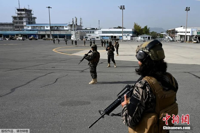 资料图：美军所有部队撤离阿富汗后，阿富汗塔利班巴德里特种部队在喀布尔机场站岗