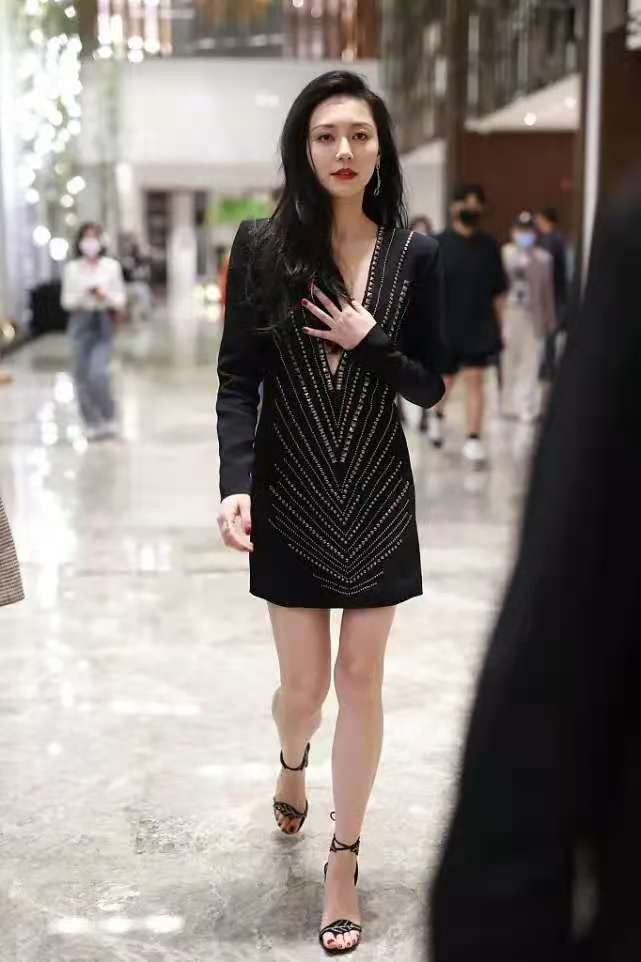 黄梦莹的身材真是"极品",穿深v领礼服亮相,气场不输老板杨幂