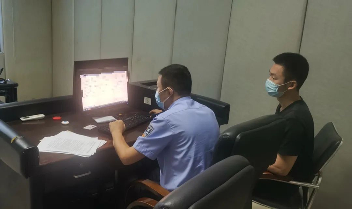 △许隆轩（右一）