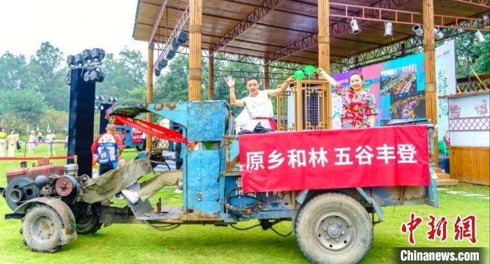 现场一辆复古的拖拉机吸引小朋友们眼球。　张志强 摄